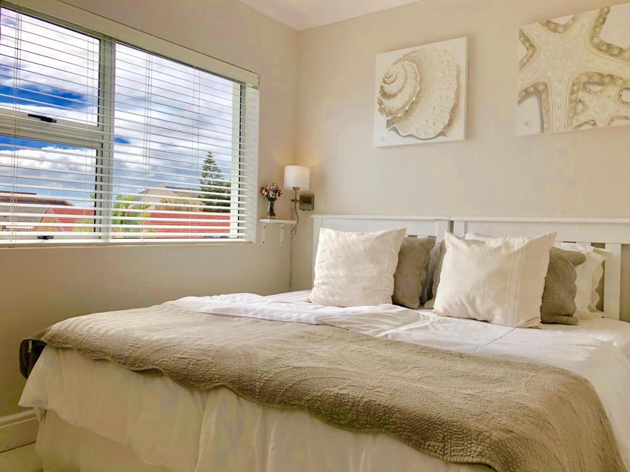 5 Options Guest House Bloubergstrand Extérieur photo